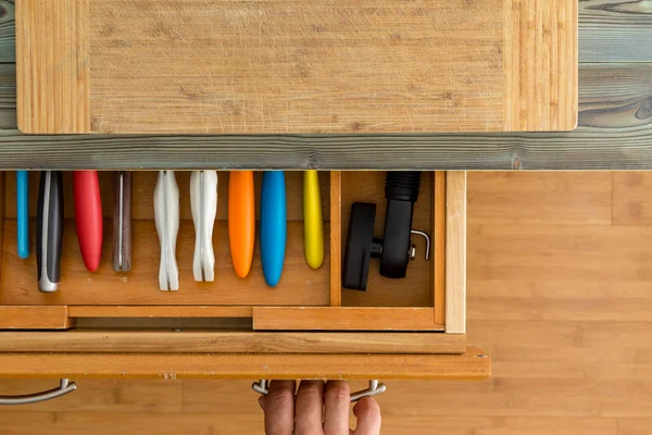 Homem Chef Abrindo Uma Gaveta Faca Uma Cozinha Uma Vista — Fotografia de Stock