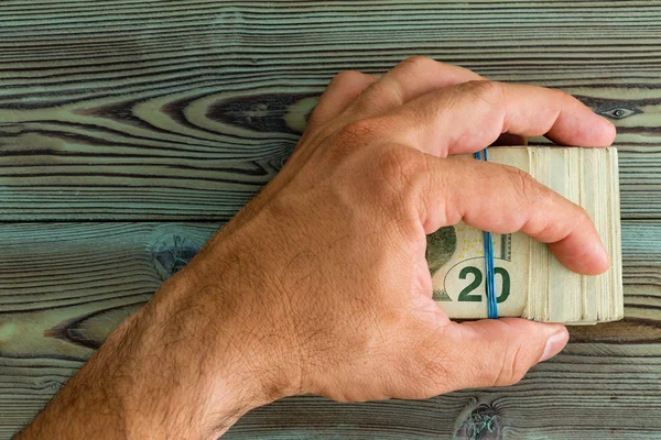 Hombre Sosteniendo Fajo Plegado Billetes Dólares Forma Protectora Mano Indicando — Foto de Stock