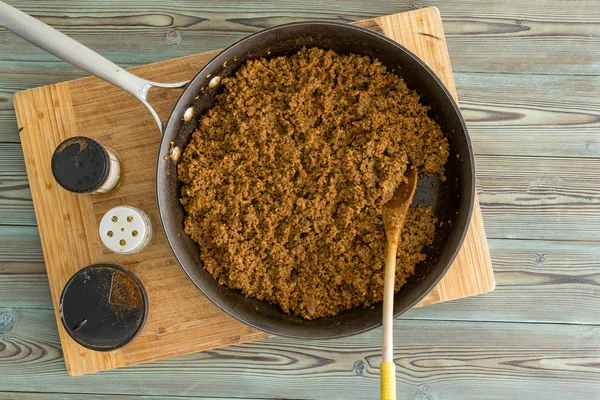 Old Frying Pan Filled Savory Seasoned Cooked Ground Beef Sloppy — Stock Photo, Image