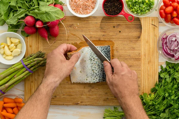 Homem Preparando Filé Salmão Fresco Para Cozinhar Limpar Pele Com — Fotografia de Stock