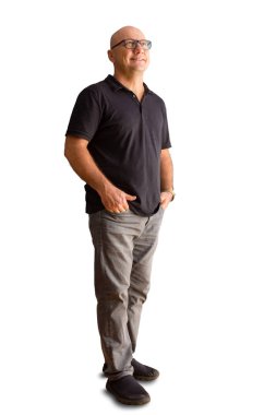 Rahat kel orta yaşlı adam etkinlikler için ayakta elleri cebinde beyaz izole hava üzerine kadar görünüyor olarak mutlulukla gülümseyerek ile gülümseyen