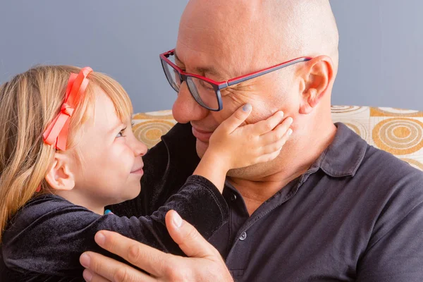 Padre Hija Cariñosos Comparten Momento Tierno Mientras Niña Acaricia Papá —  Fotos de Stock