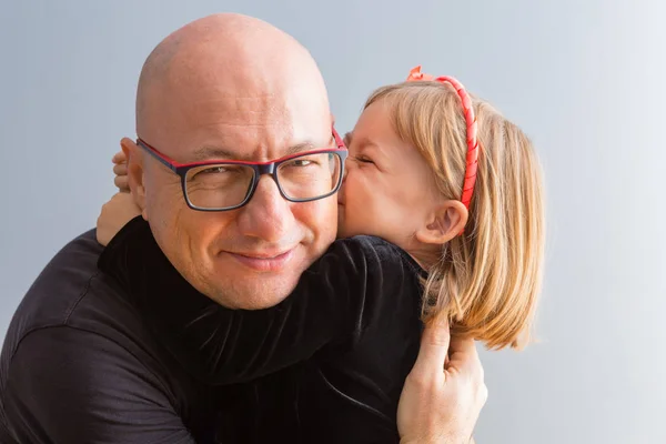 Niedliche Kleine Blonde Mädchen Küsst Ihren Papa Als Sie Eng — Stockfoto