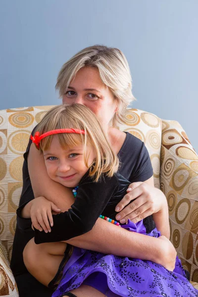 Mère Aimante Étreignant Jolie Petite Fille Alors Elle Est Assise — Photo