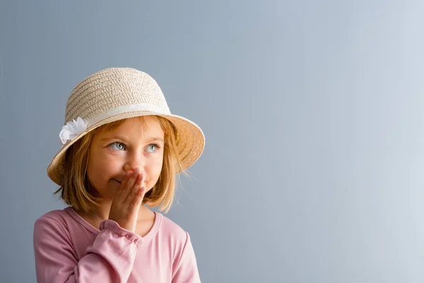 Entzückendes Kleines Vierjähriges Mädchen Trägt Einen Eleganten Strohhut Und Flüstert — Stockfoto