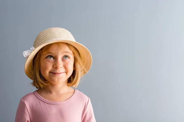 Söt Liten Blond Flicka Dagdrömmer Med Ett Lyckligt Leende Som — Stockfoto