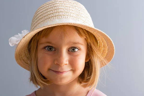 可爱的小4岁金发碧眼的金发碧眼 带着时髦的草帽 对着镜头高兴地微笑 — 图库照片