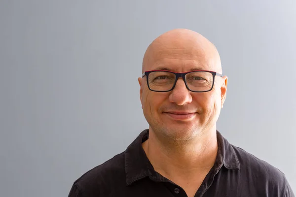 Busto Retrato Frontal Hombre Adulto Sonriente Gafas Con Camisa Negra —  Fotos de Stock