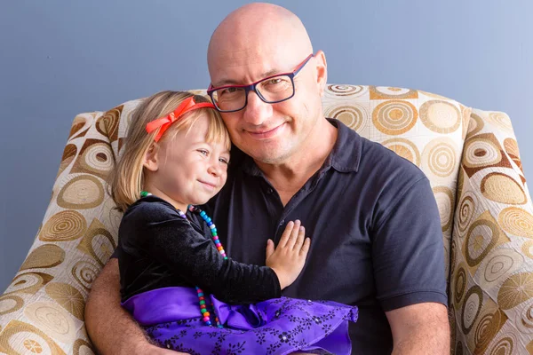 Hombre Audaz Adulto Gafas Padre Con Hija Feliz Niño Vestidor —  Fotos de Stock