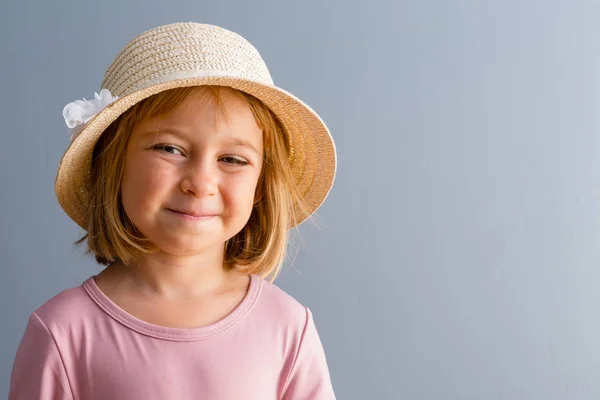 Joven Niña Sonriente Sombrero Paja Camiseta Rosa Busto Retrato Frontal —  Fotos de Stock