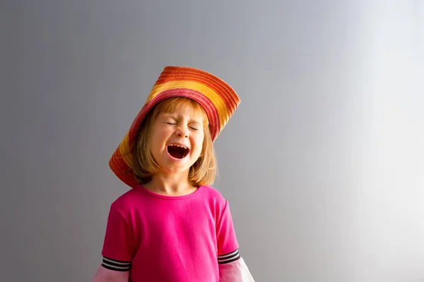 Menina Jovem Vestido Rosa Chapéu Palha Colorido Gritando Cantando Com — Fotografia de Stock