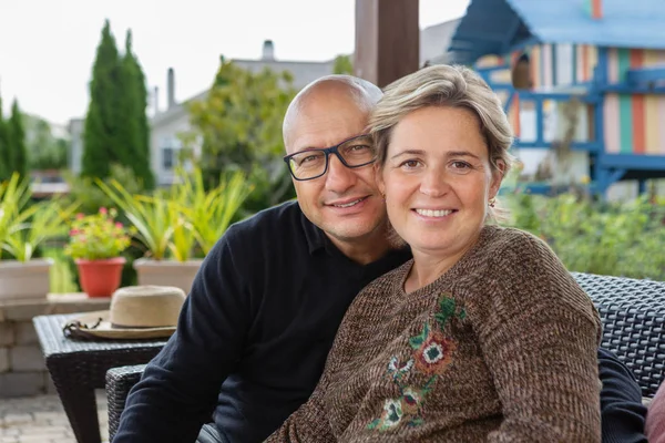 Kühner Mann Mit Brille Und Frau Mit Kurzhaarschnitt Lässigen Pullover — Stockfoto