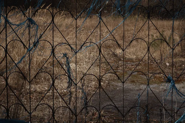 Старый металлический забор . — стоковое фото