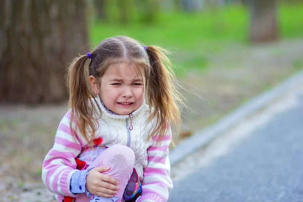 Kind Zit Weg Het Park Kreten Houden Een Knie — Stockfoto