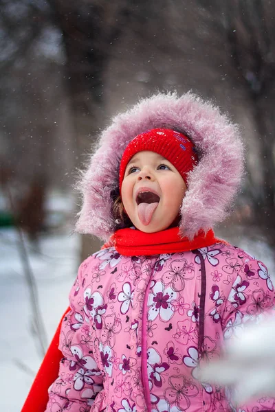 Маленька Дівчинка Ловить Рот Падаючі Сніжинки Прогулянці Парку — стокове фото