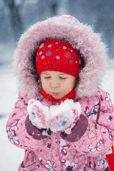 Retrato Chica Soplando Nieve Las Manos — Foto de Stock