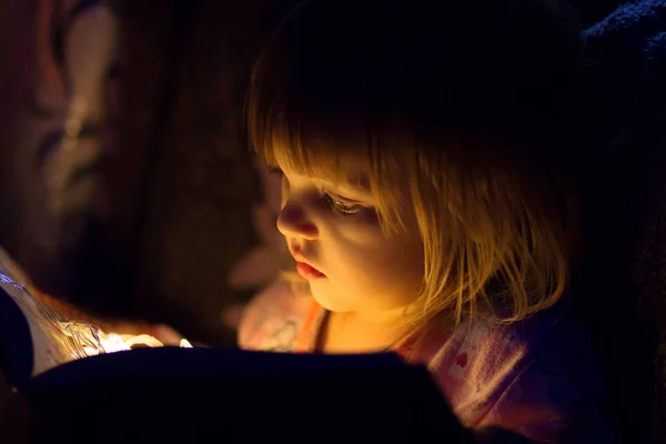 Het Meisje Leest Het Magische Boek Uit Het Boek Licht — Stockfoto