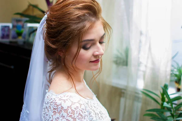 The bride gathers for a house wedding, a beautiful make-up, the fop — Stock Photo, Image