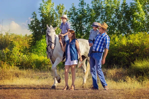 Familie Wandeling Met Een Paard — Stockfoto