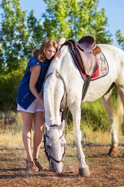 Das Mädchen Umarmt Ein Weißes Pferd Beim Gassigehen — Stockfoto