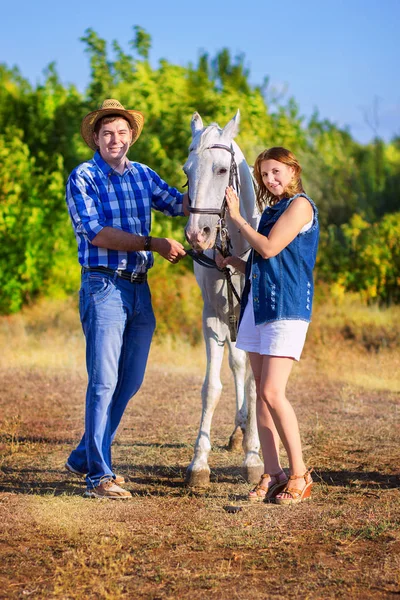 Man Vrouw Lopen Met Een Wit Paard Een Afspraak — Stockfoto