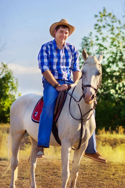 Man Een Overhemd Een Hoed Gaat Schrijlings Een Wit Paard — Stockfoto