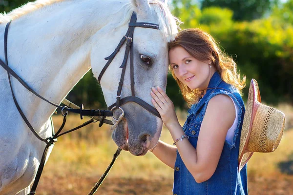 Van Het Meisje Portret Met Hoed Omarmen Een Wit Paard — Stockfoto