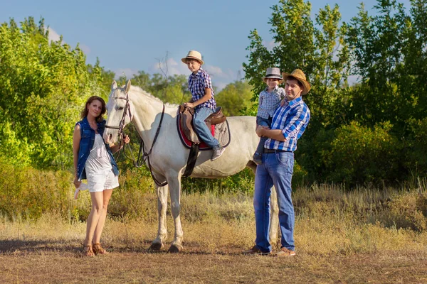 Familie Wandeling Met Een Paard — Stockfoto