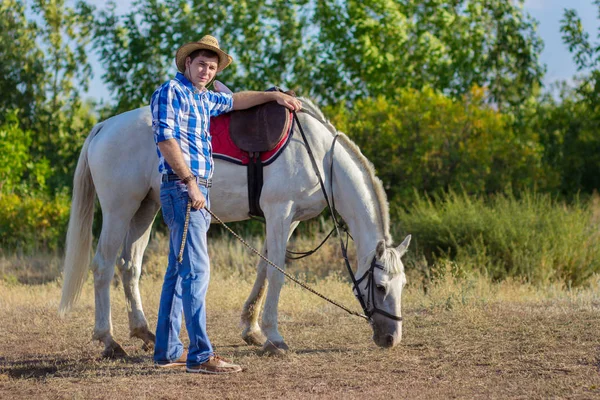 Man Een Overhemd Een Hoed Loopt Met Een Paard — Stockfoto