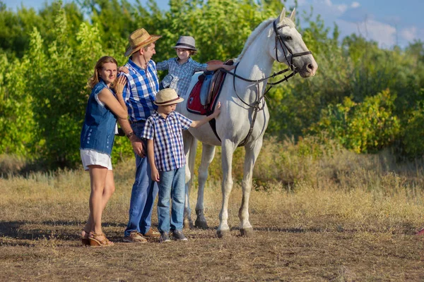 Gezin Met Kinderen Wandeling Een Paard — Stockfoto