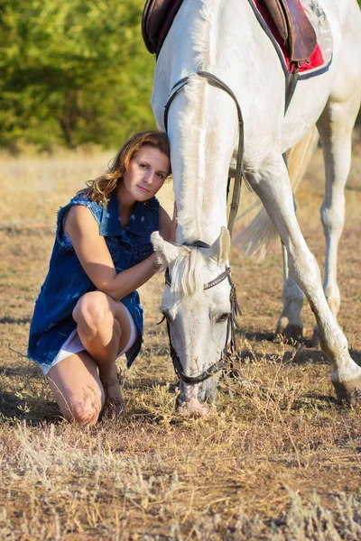 Het Meisje Zit Buurt Van Een Wit Paard Omarmt Haar — Stockfoto