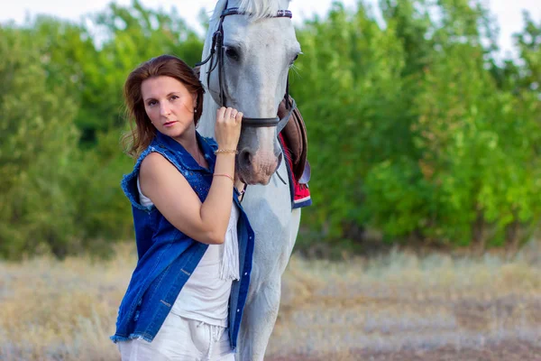 Portrait Fille Embrassant Cheval — Photo