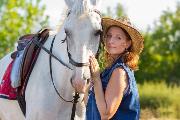 Fille Dans Chapeau Repasse Cheval Sur Une Muselière — Photo