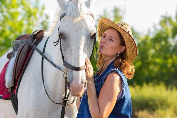 Het Meisje Een Hoed Kijkt Naar Een Wit Paard Het — Stockfoto