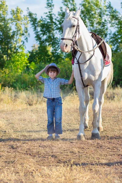 Chłopca Kapeluszu Koszty Niebieska Koszula Pobliżu Białego Konia — Zdjęcie stockowe
