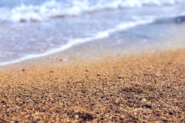 Akdeniz kıyısında kum. Küçük çakıl Türkiye plaj. Deniz arka plan. Kemer