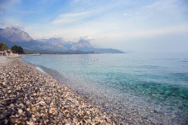 Deniz manzara, görünümü Dağları, Çakıl Plajı'nın deniz kıyısında. Kemer
