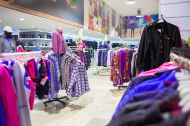 Pembe ve Türkiye'de büyük giyim mağazası katında ticaret purpl