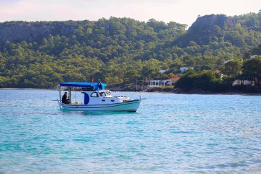 Akdeniz denizden tekne yüzer. Türk bayrağı ile balıkçı teknesi. Deniz tekne ile yürümek