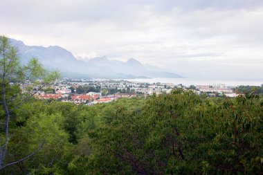 Kemer şehir Türkiye'de dağ panoramik manzara. Dağlar, deniz, bulutlar, lagün