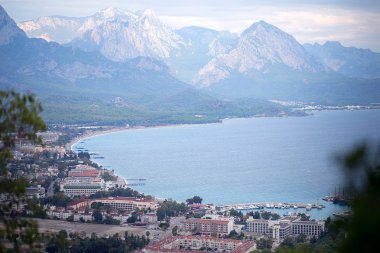 Kemer şehir Türkiye'de dağ panoramik manzara. Dağlar, deniz, bulutlar, lagün