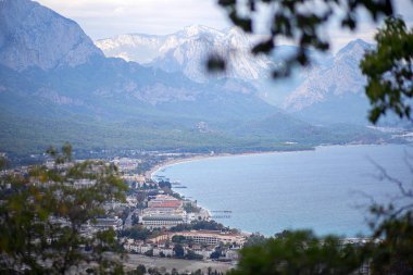 Kemer şehir Türkiye'de dağ panoramik manzara. Dağlar, deniz, bulutlar, lagün