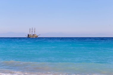 Gezi korsan turist gemisi Akdeniz arasında yüzer. Türk deniz manzara