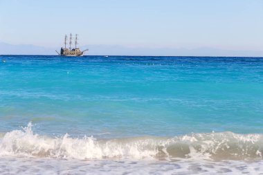 Gezi korsan turist gemisi Akdeniz arasında yüzer. Türk deniz manzara