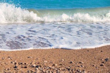 Dalga deniz kenarı hakkında savaşır. Akdeniz üzerinde sörf. Türkiye'nin sahil deniz manzara