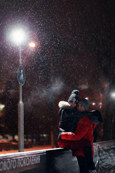 Young Loving Couple Stand Side Ice Skating Rink Lamp Night — Stock Photo, Image