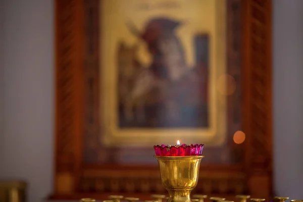 Die Brennenden Kerzen Für Ein Gebet Der Orthodoxen Kirche Vor — Stockfoto