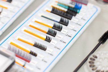 Kirpik uzatma master araçları. Salon tabloda yanlış eyelashes