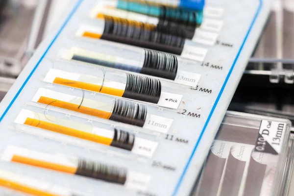 Kirpik uzatma master araçları. Salon tabloda yanlış eyelashes