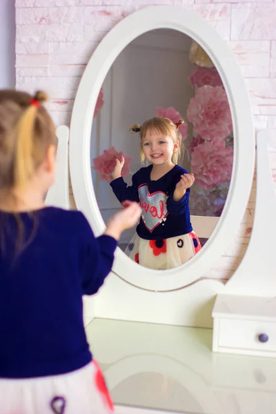 ドレスを着た少女ポーズ鏡の前でマグカップ — ストック写真